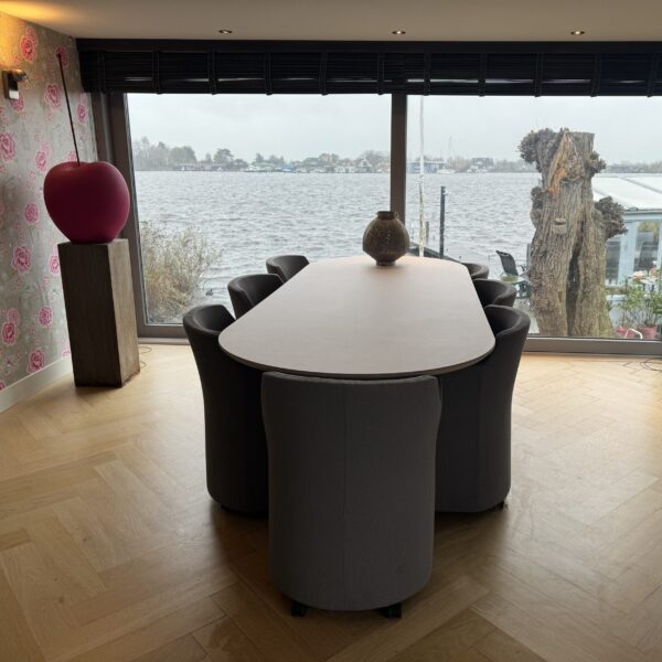 Ovalen beton tafel